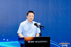 <b>盛通教育副总裁、中鸣机械人总司理邹宝明环绕</b> 